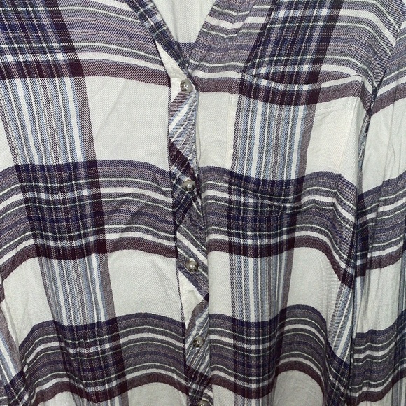 women's long sleeve gray and white plaid / flannel button up shirt - Picture 3 of 6